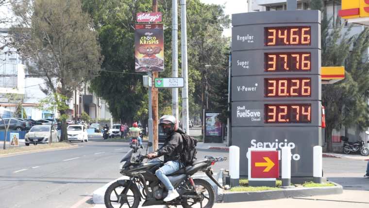 El precio del diésel y la gasolina regular aumentaron este 19 de abril, según precios de referencia del Ministerio de Energía y Minas. (Foto Prensa Libre: Roberto López)