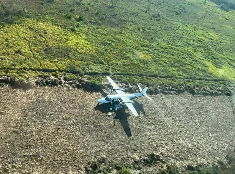 Esta es la avioneta que según el Ejército de Guatemala aterrizó en una pista clandestina de una comunidad de San Andrés Petén, Petén. Foto Ejército GT.