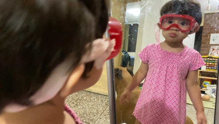 Valentina lucha por su vida en un hospital privado a donde fue llevada por problemas causados tras haber padecido covid-19. (Foto Prensa Libre: Cortesía)