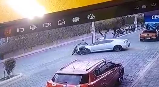 Video: Motorista impacta contra vehículo y así fue la caída que sufrió