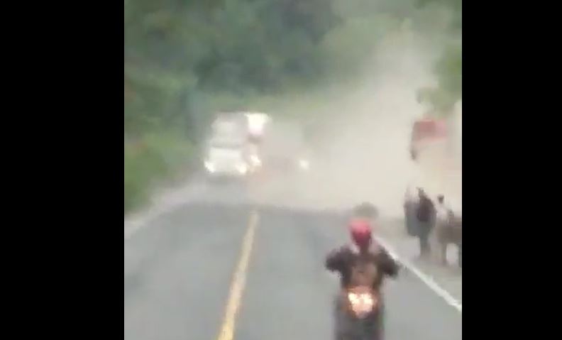 “Volcó, volcó”: Graban el momento en que tráiler se accidenta en la antigua ruta a Palín
