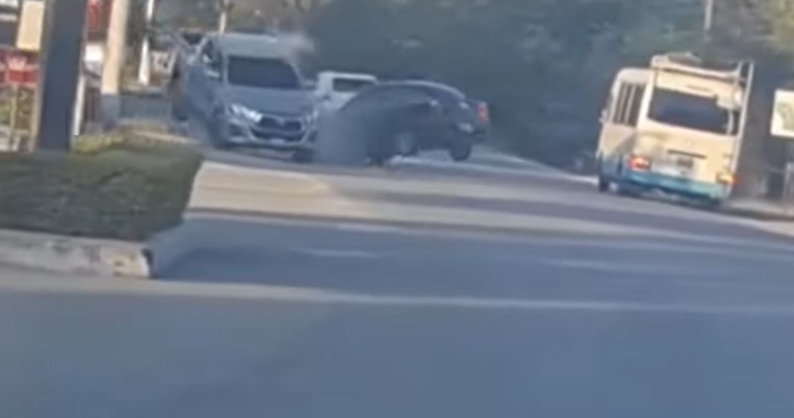Video: El momento de la colisión entre un automóvil y un picop en carretera de Petén
