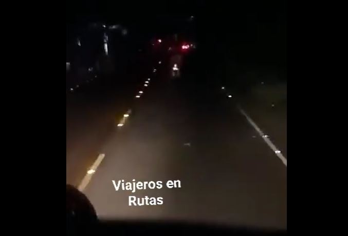 Video: El trágico instante en que motorista pierde el control y choca contra un furgón