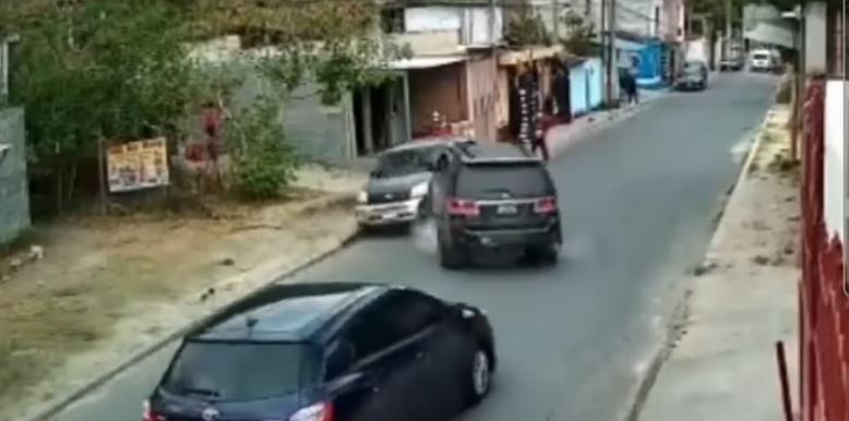 Video: Piloto pierde el control y así fue el momento en que ocasiona accidente de tránsito