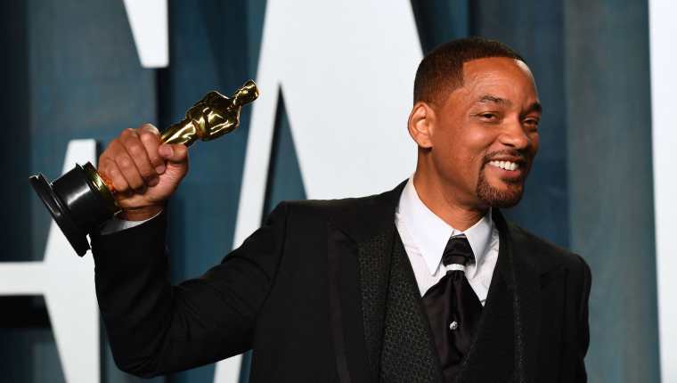 (FILES) In this file photo taken on March 28, 2022 US actor Will Smith holds his award for Best Actor in a Leading Role for "King Richard" as he attends the 2022 Vanity Fair Oscar Party following the 94th Oscars at the The Wallis Annenberg Center for the Performing Arts in Beverly Hills, California. - Will Smith has tendered his resignation from the body that awards the Oscars after his attack on Chris Rock during the weekend ceremony, a statement said April 1, 2022. (Photo by Patrick T. FALLON / AFP)