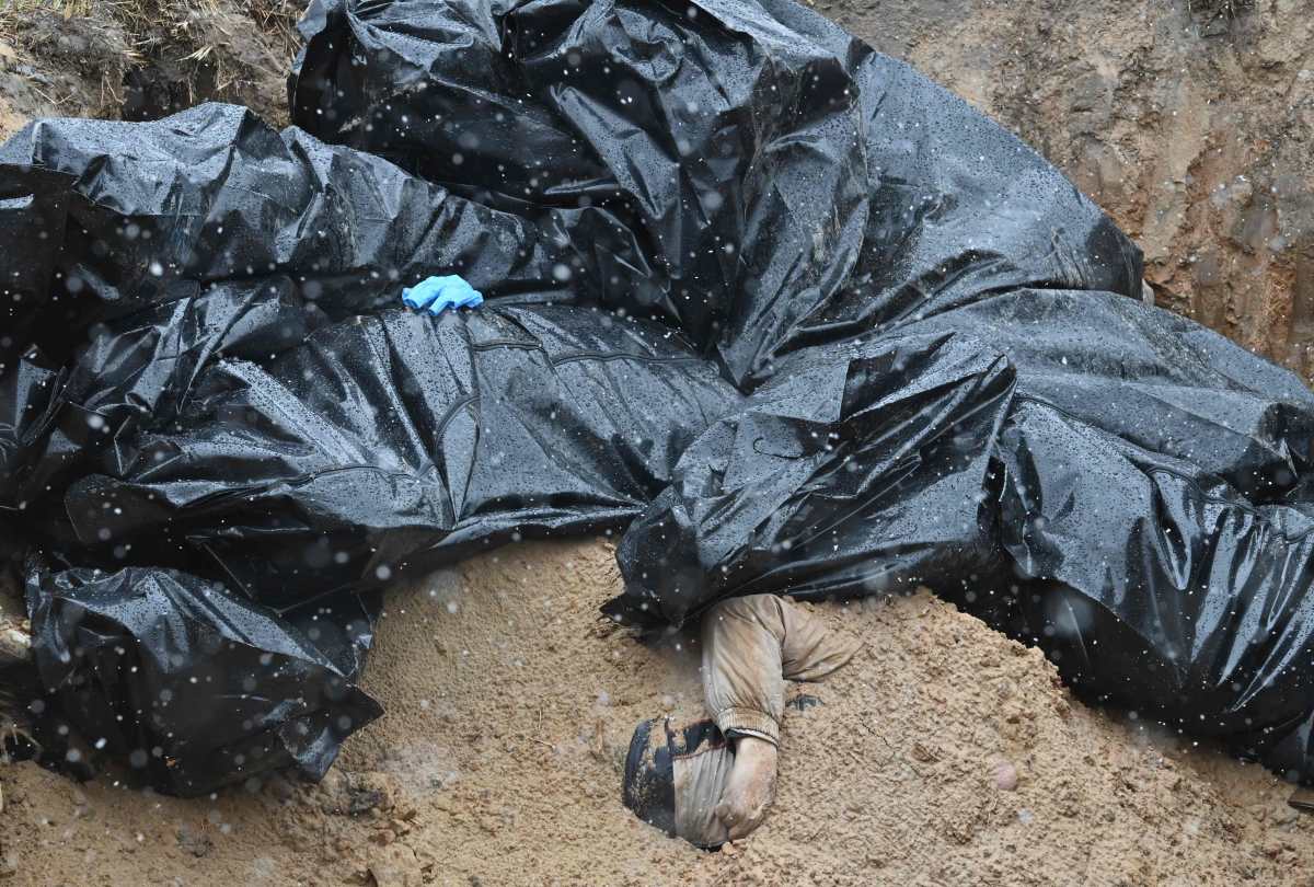 Localizan 57 cuerpos en una fosa común en Ucrania y autoridades acusan a Rusia de cometer un “genocidio”