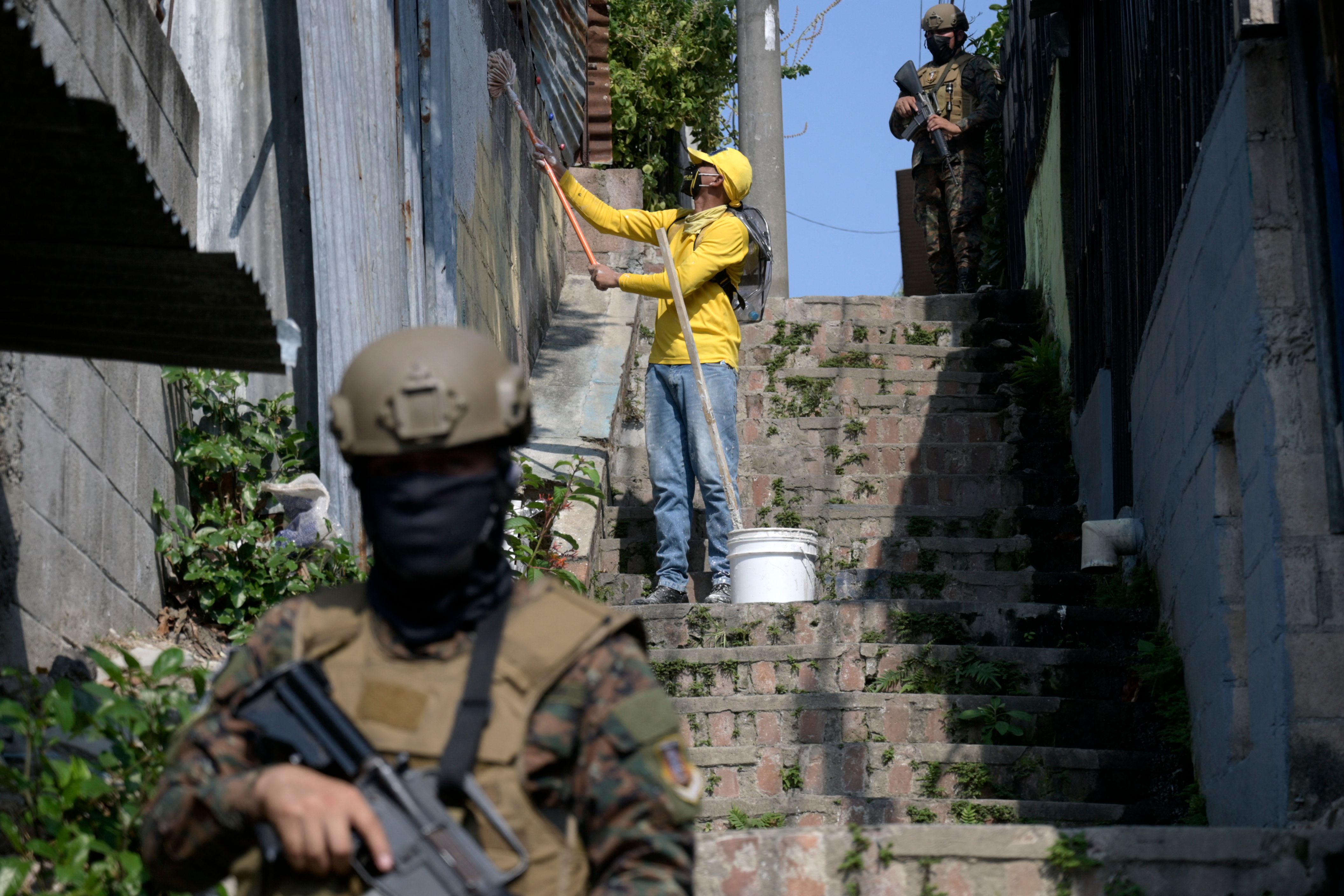 El Salvador ha vivido dos semanas intensas desde que se gobierna bajo estado de excepción. El presidente Nayib Bukele asegura que seguirá en esa línea. Estados Unidos ha criticado la censura a medios de comunicación. Foto Prensa Libre: AFP.