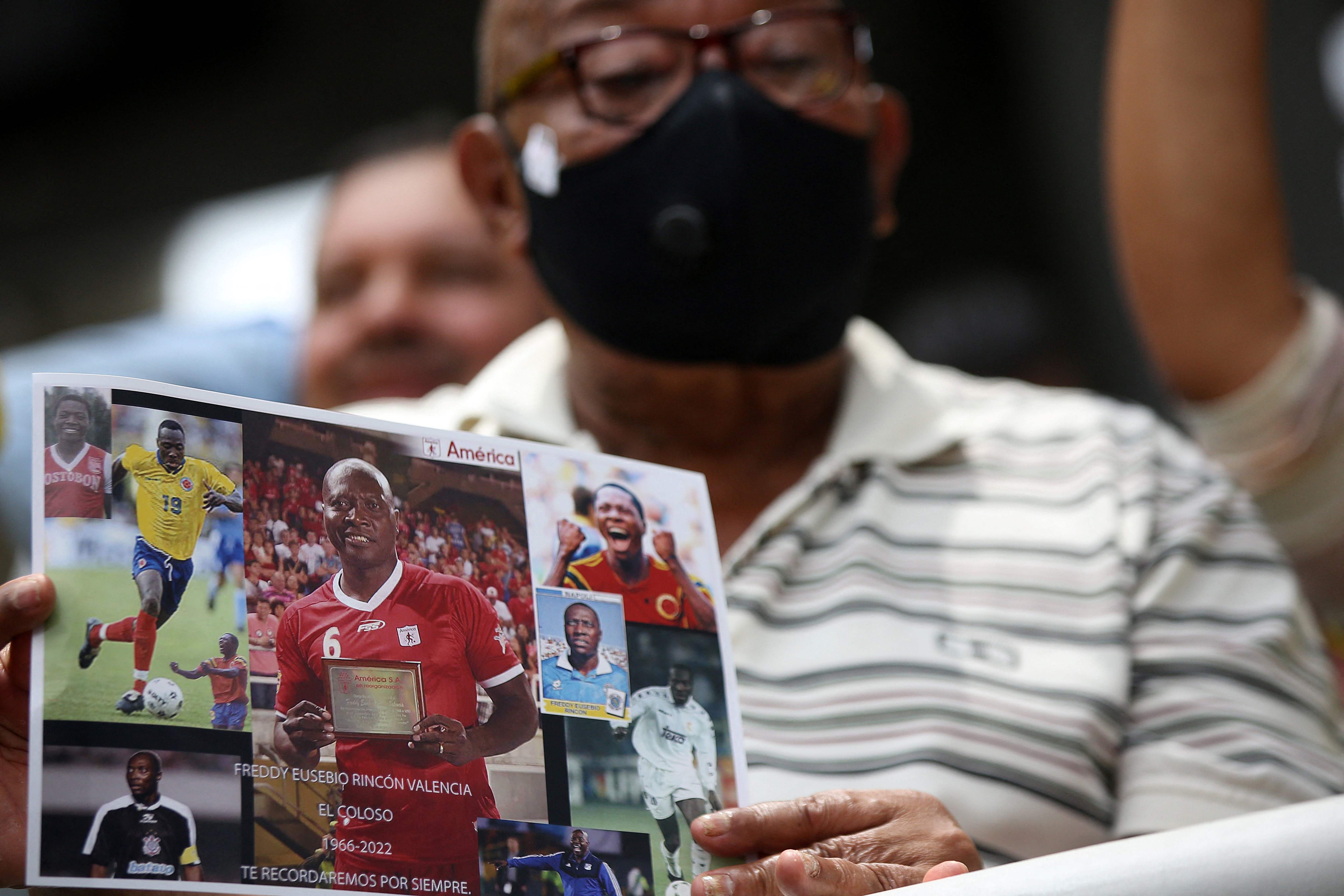 Un aficionado muestra una foto de Freddy Rincón durante un tributo en el Pascual Guerrero. (Foto Prensa Libre: AFP)