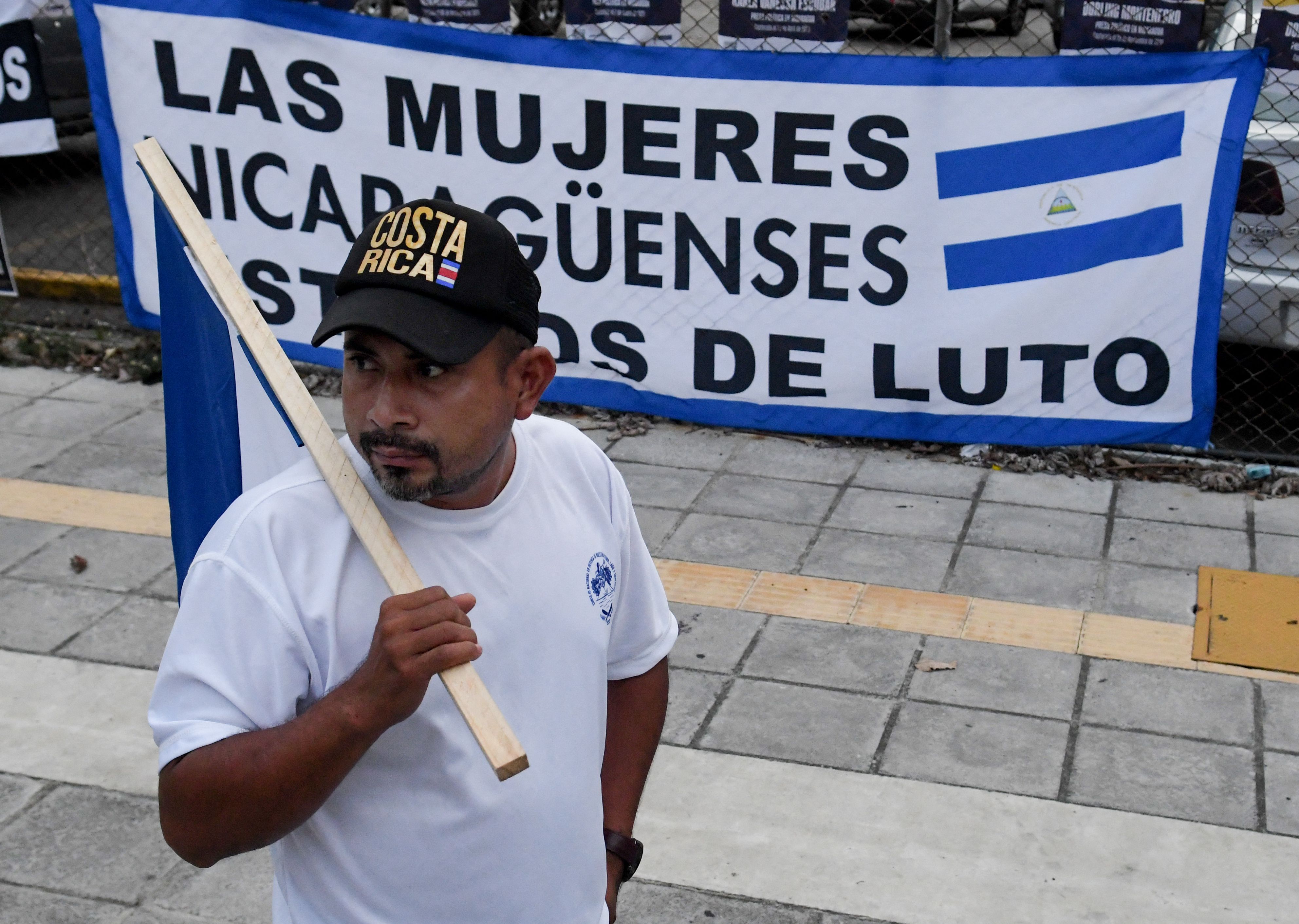 Nicaragua vive una crisis política desde abril del 2018. Esta ha causado el exilio de cientos de nicaragüenses. Una protesta de exiliados en Costa Rica en contra del régimen de Daniel Ortega. (Foto Prensa Libre: AFP)