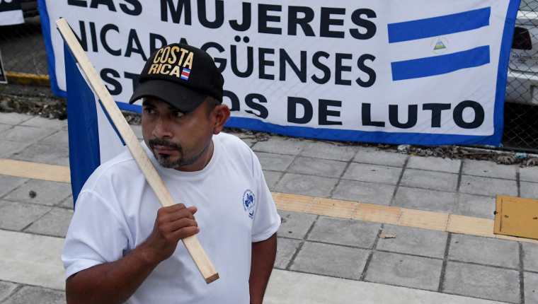 Nicaragua vive una crisis política desde abril del 2018. Esta ha causado el exilio de cientos de nicaragüenses. Una protesta de exiliados en Costa Rica en contra del régimen de Daniel Ortega. (Foto Prensa Libre: AFP)