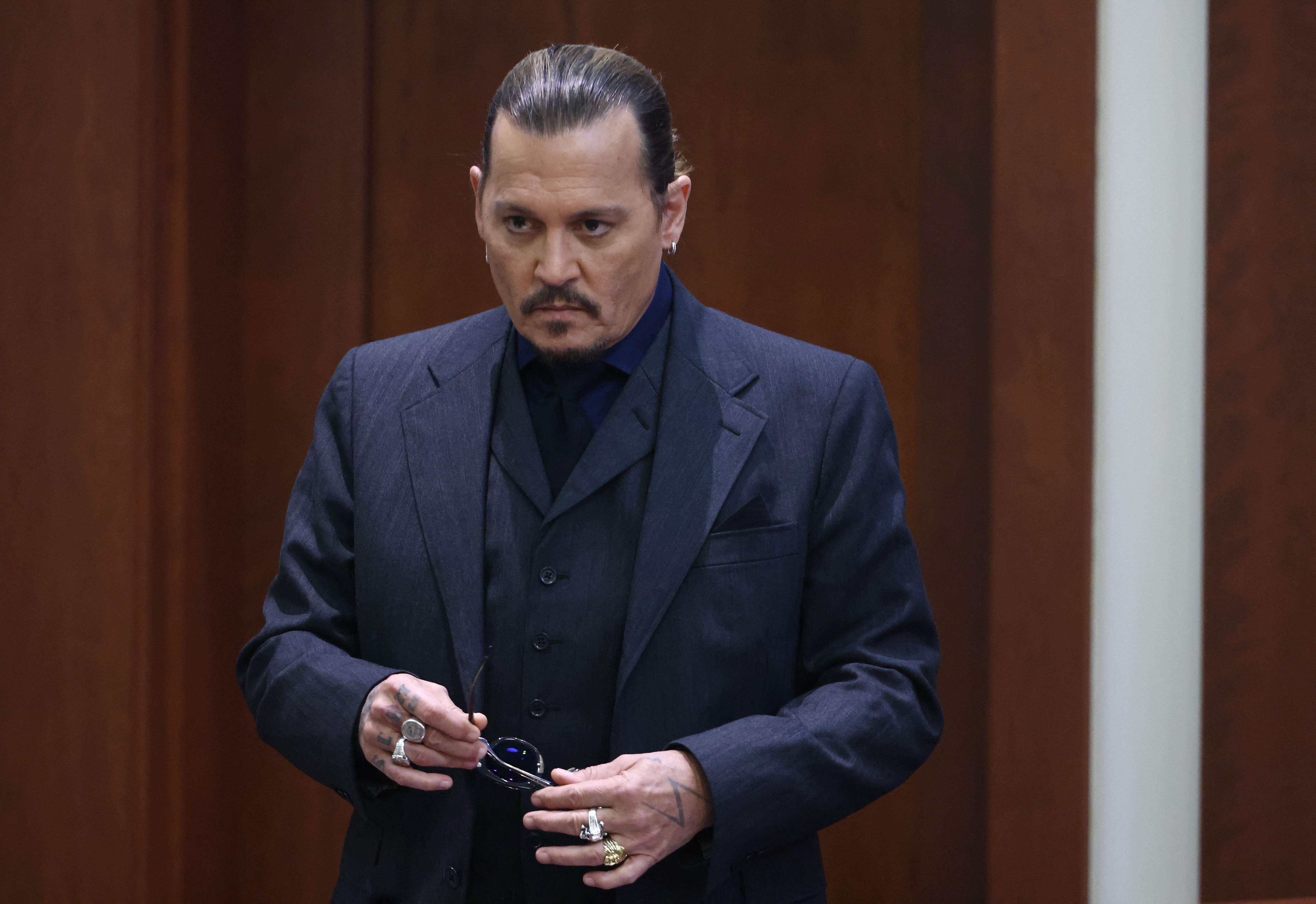 Johnny Depp asiste a su juicio por difamación contra su ex esposa Amber Heard. (Foto Prensa Libre: Jim LO SCALZO / POOL / AFP)