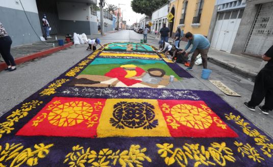ALFOMBRA FRENTE A PRENSA LIBRE
