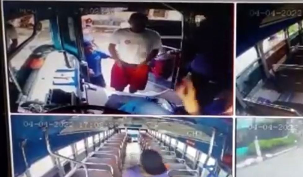 Video: Así fue el momento en que asaltantes despojan de sus pertenencias a piloto de bus en Escuintla