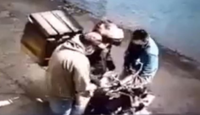Video: Sujetos asaltan a motorista y le roban el casco y la mercadería que llevaba