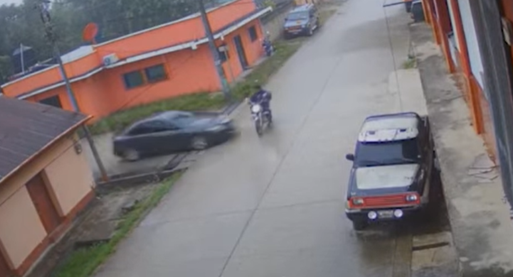 Video: repartidor de gas es arrollado por vehículo en Petén y sale expulsado de motocicleta