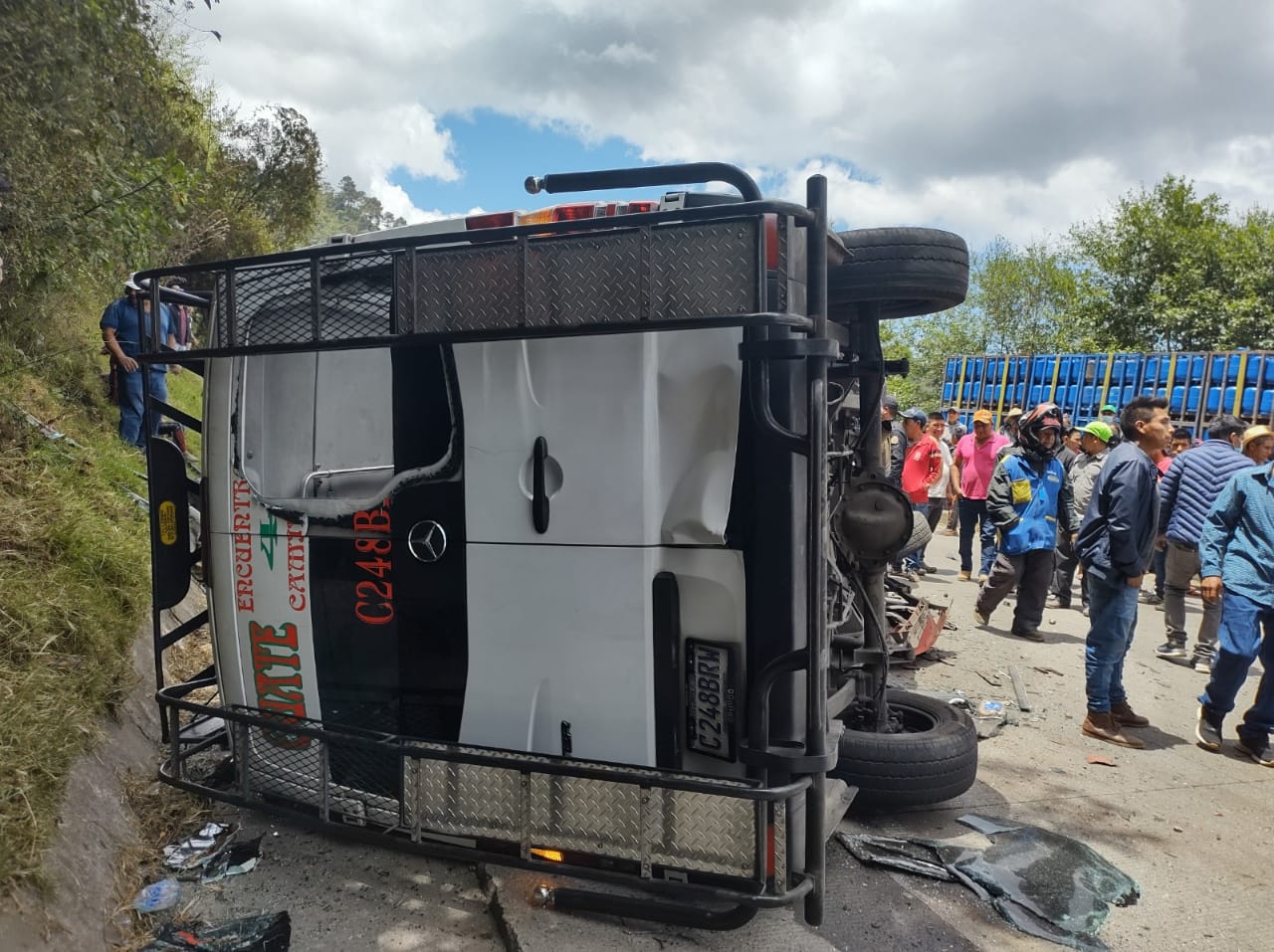 Al menos 14 personas tuvieron que ser trasladadas al Hospital de Sololá luego de un accidente en el km 115 de la ruta Interamericana. (Foto Prensa Libre: Bomberos Voluntarios)