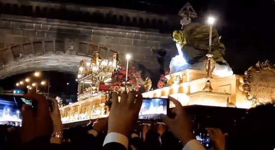 Video: captan el complicado momento en que la enorme anda del Cristo Yacente pasa bajo el Puente de la Penitenciaría