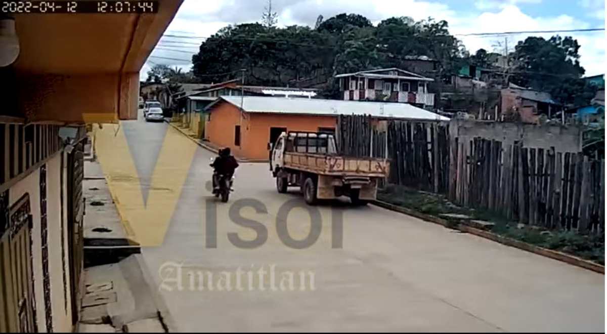 Video: sicarios atacan a piloto de camión y segundos después la víctima desciende ilesa del vehículo