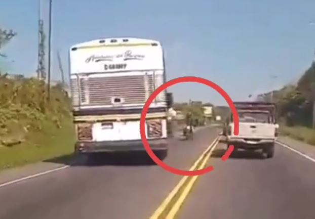 Video: El peligro en el que estuvo un motorista cuando bus que rebasaba casi lo arrolla