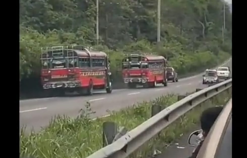 La imprudente maniobra de los pilotos fue documentada en redes sociales. (Foto Prensa Libre: Carlos Franco)