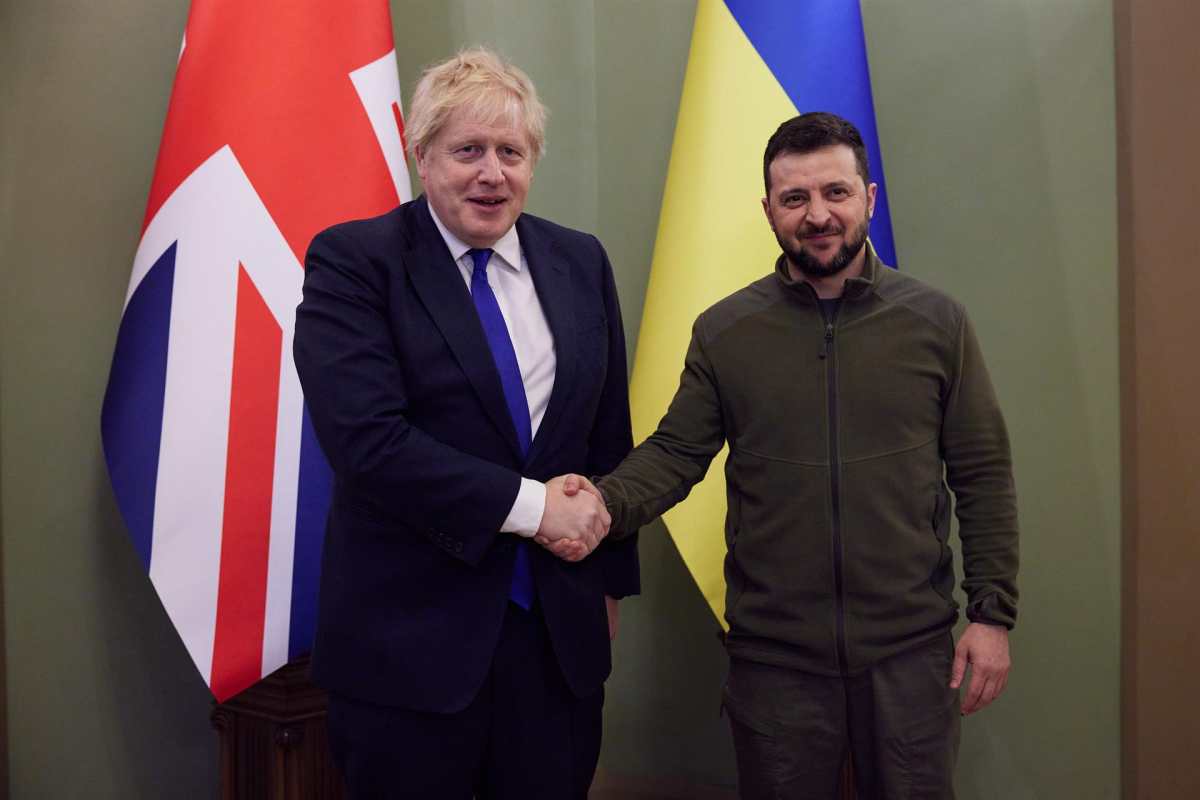 Boris Johnson se reúne con Volodomir Zelenski en visita sorpresa a Ucrania (el apoyo, el armamento pesado y promesas de ingreso en la Unión Europea)