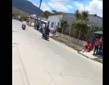 Lugar donde se registró un accidente entre motocicletas que participaban en una carrera clandestina en San Pedro Pinula, Jalapa. (Foto Prensa Libre: Tomada del video de Noticiero Regional de Jalapa)