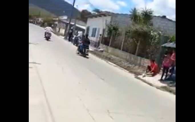 Lugar donde se registró un accidente entre motocicletas que participaban en una carrera clandestina en San Pedro Pinula, Jalapa. (Foto Prensa Libre: Tomada del video de Noticiero Regional de Jalapa)