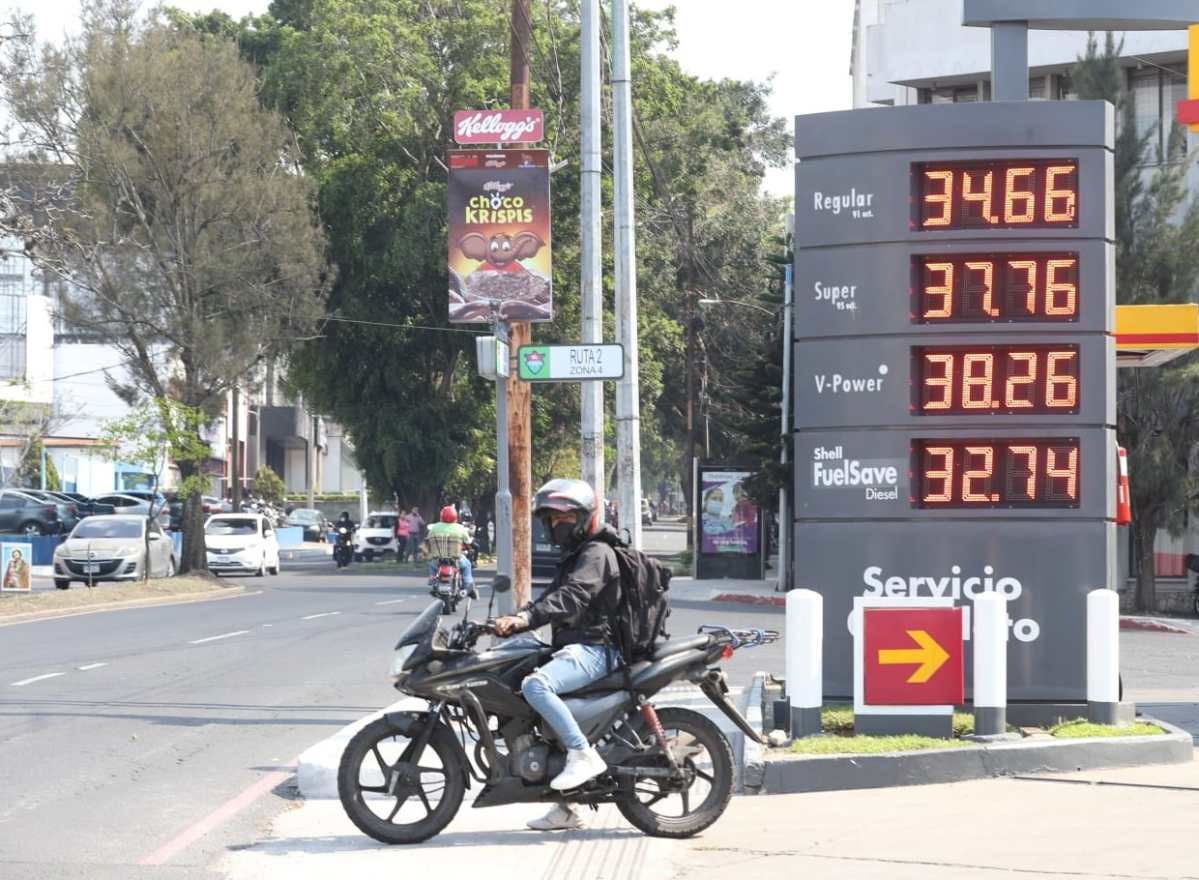 Los precios de los combustibles siguen altos, a pesar del subsidio y de la cotización del crudo en el exterior ¿qué pasa?