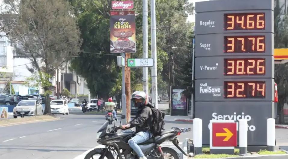 Los combustibles siguen al alza, el MEM la SAT explican diferentes efectos del subsidio. (Foto, Prensa Libre: Hemeroteca PL). 