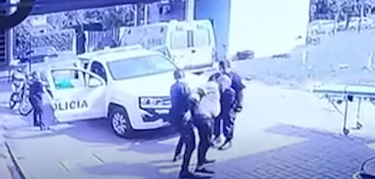 En el video se observa como un detenido desenfunda el arma del policía que lo custodia y le dispara. (Foto Prensa Libre: Captura de Pantalla)