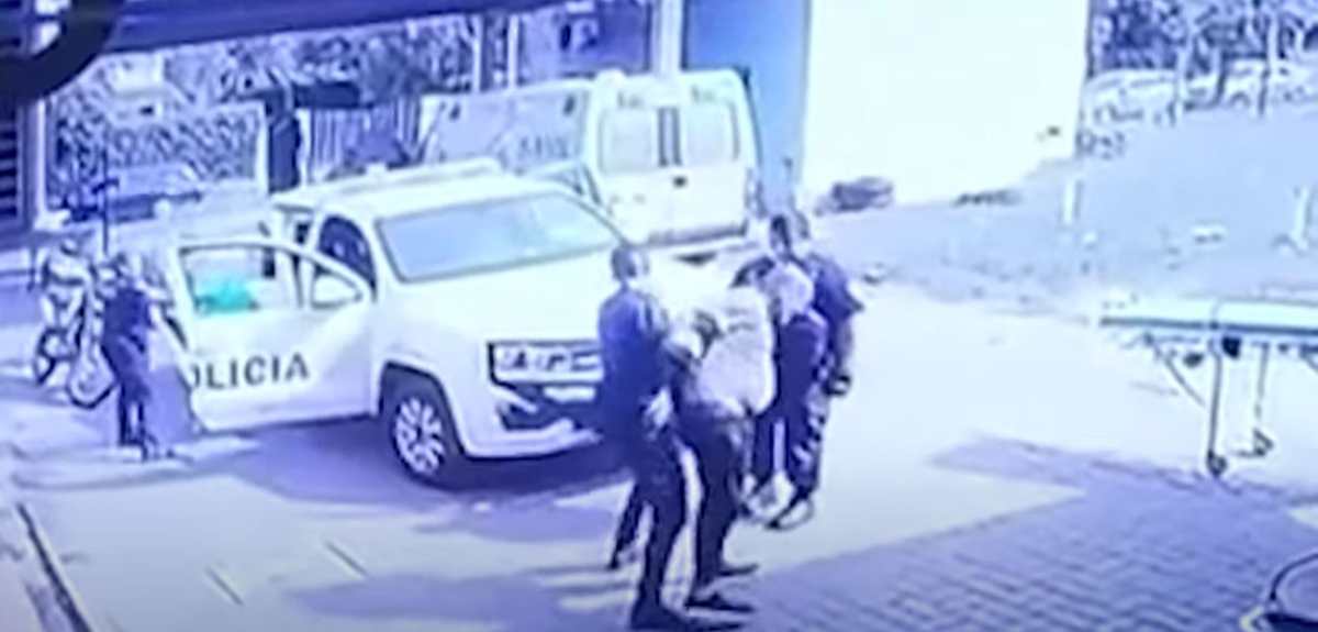 Video: hombre esposado desenfunda el arma del policía que lo custodia y le dispara a quemarropa