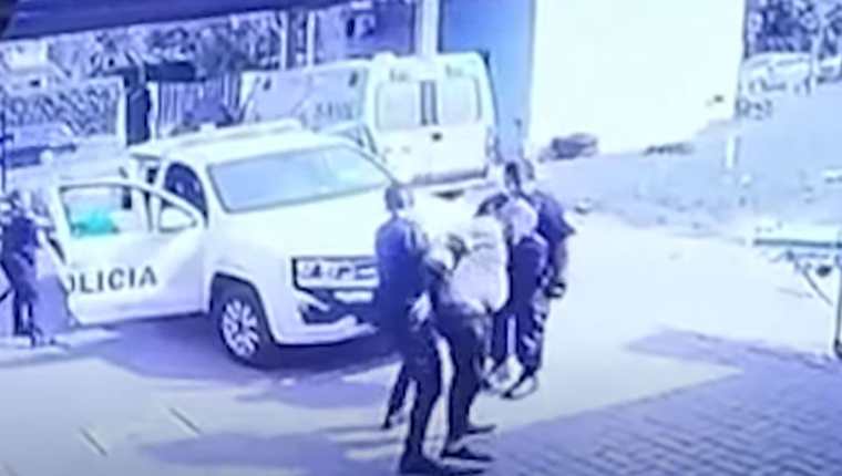 En el video se observa como un detenido desenfunda el arma del policía que lo custodia y le dispara. (Foto Prensa Libre: Captura de Pantalla)