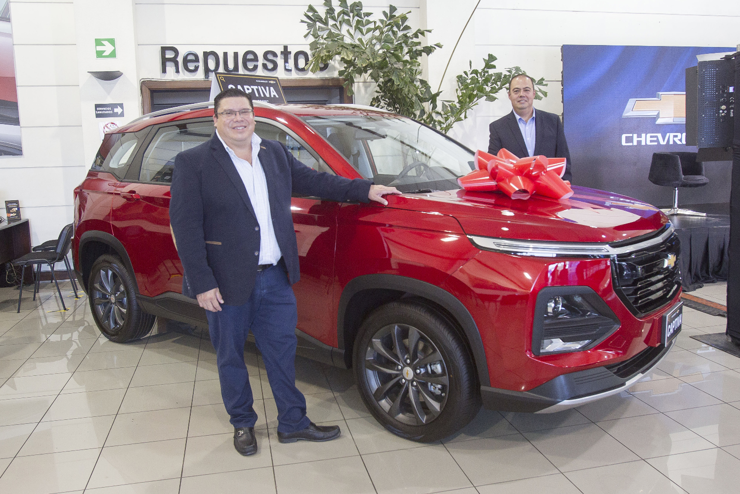 Abraham Castro, director de General Motors para Centroamérica y el Caribe; y José Carlos Castillo, gerente de marca  Chevrolet. Foto Prensa Libre: Norvin Mendoza
