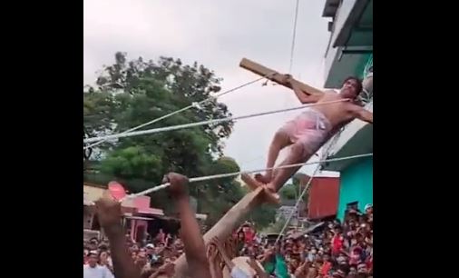 Video: hombre que representaba a Jesús durante la Crucifixión se salva de morir electrocutado en Coatepeque
