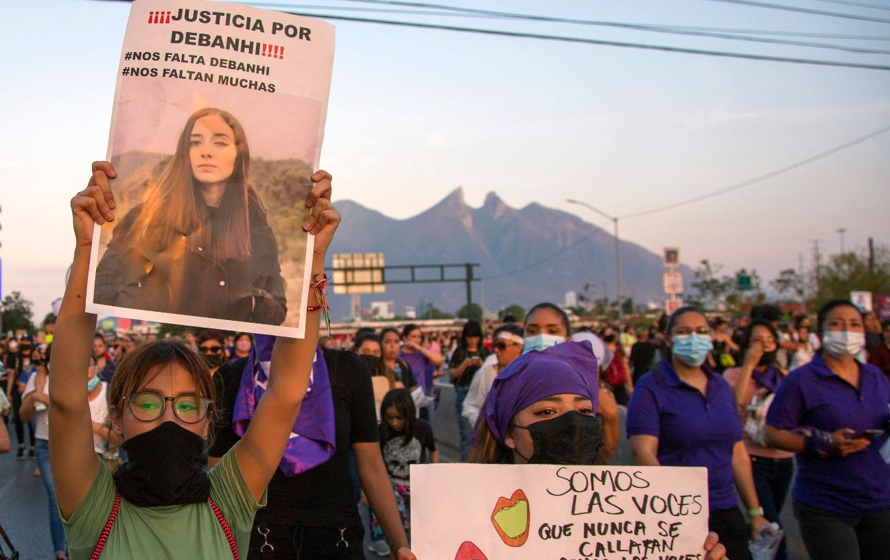 Personas sostienen carteles mientras participan en la marcha de mujeres exigiendo justicia para Debanhi Escobar. (Foto Prensa Libre: AFP)