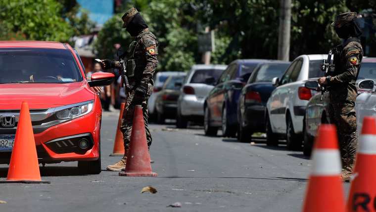 El gobierno de El Salvador incrementó los operativos antipandillas y las autoridades guatemaltecas temen que delincuentes crucen la frontera huyendo de las fuerzas de seguridad. (Foto Prensa Libre: EFE)