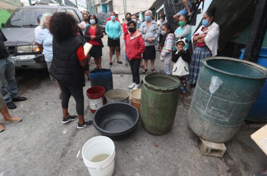 “Nos cobran aun no recibiendo el agua”: Vecinos de la zona 18 que efectuaron bloqueo piden solución para no manifestar de nuevo