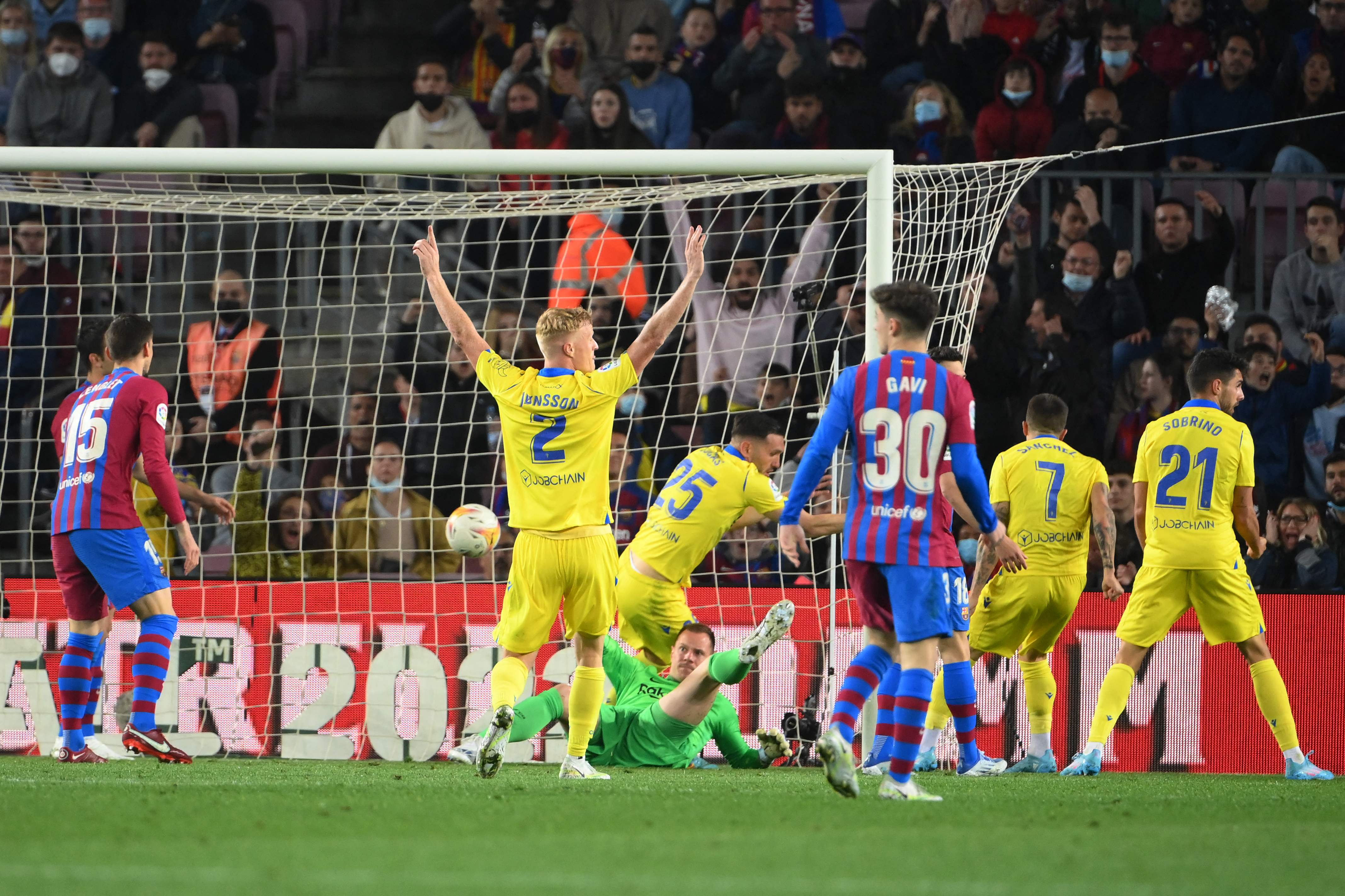 Lucas Pérez (C) marcó el único gol que dejó casi sin liga al Barcelona. (Foto: AFP)