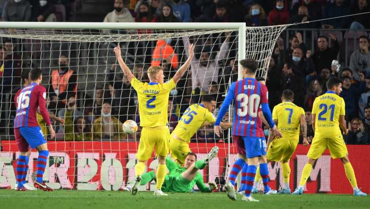 Lucas Pérez (C) marcó el único gol que dejó casi sin liga al Barcelona. (Foto: AFP)