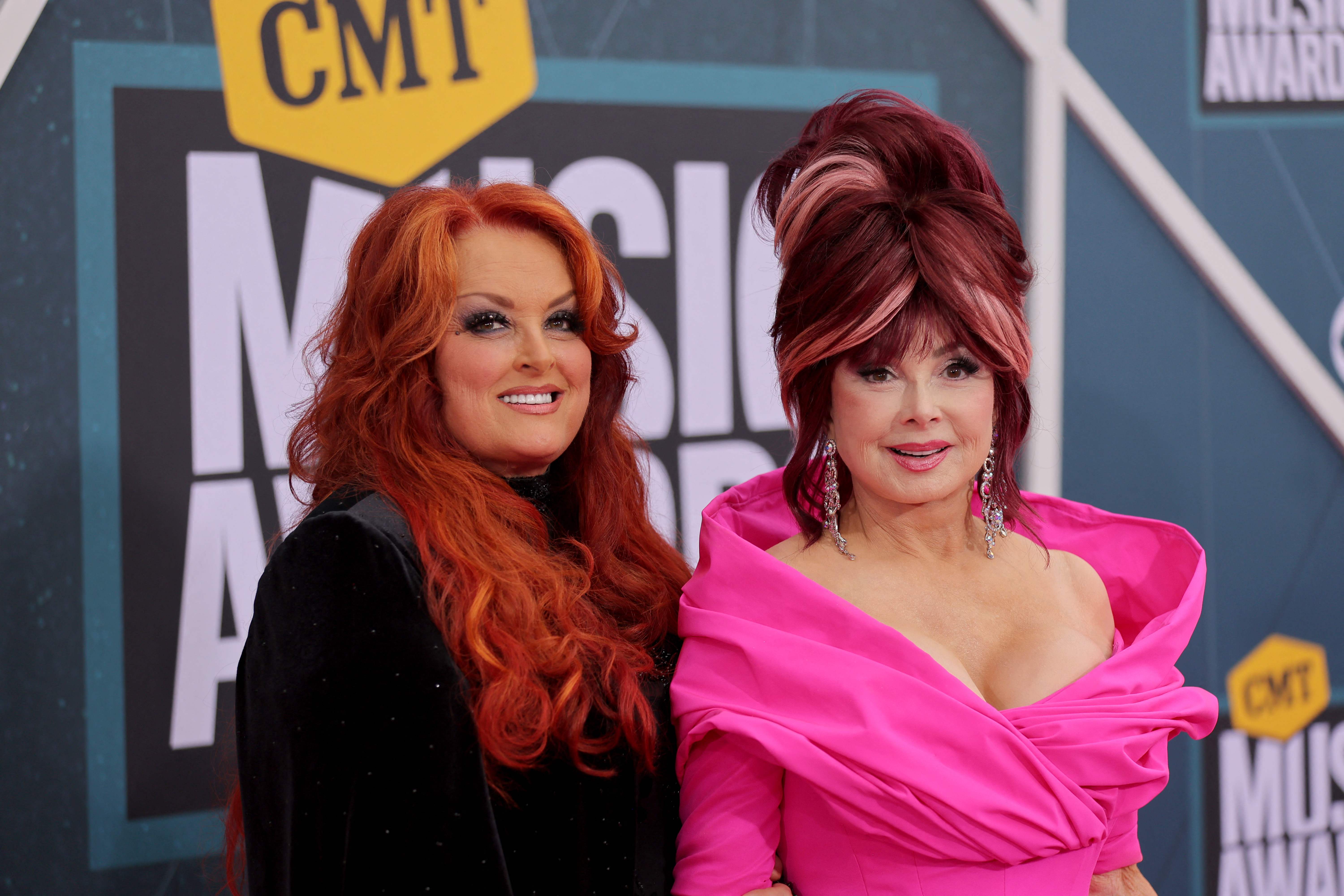 Wynonna Judd y Naomi Judd en abril del 2022.  (Foto Prensa Libre: Mike Coppola / GETTY IMAGES / AFP)