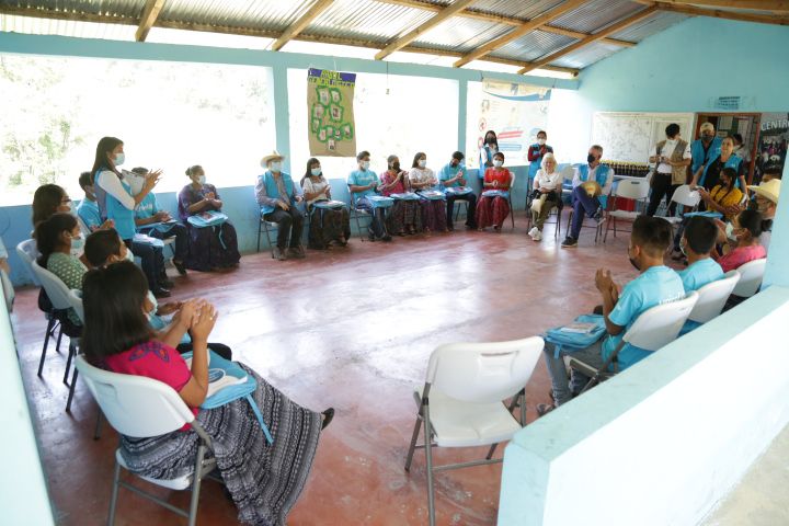 Representantes de Unicef se reúnen con maestros, madres de familia y estudiantes de en Chirripec, Alta Verapaz. (Foto Prensa Libre: Tomada de @unicefguatemala)