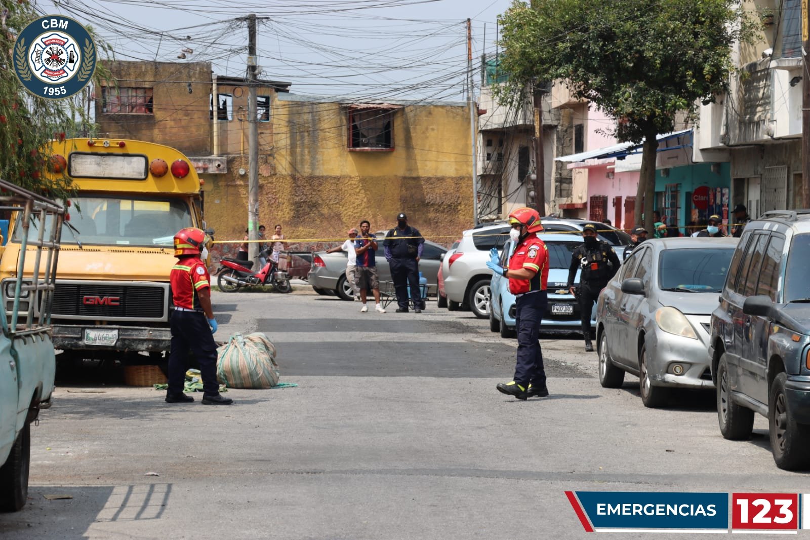 Bomberos Municipales en el lugar del hallazgo de restos humanos en la zona 5 de la capital. (Foto Prensa Libre: @bomberosmuni)