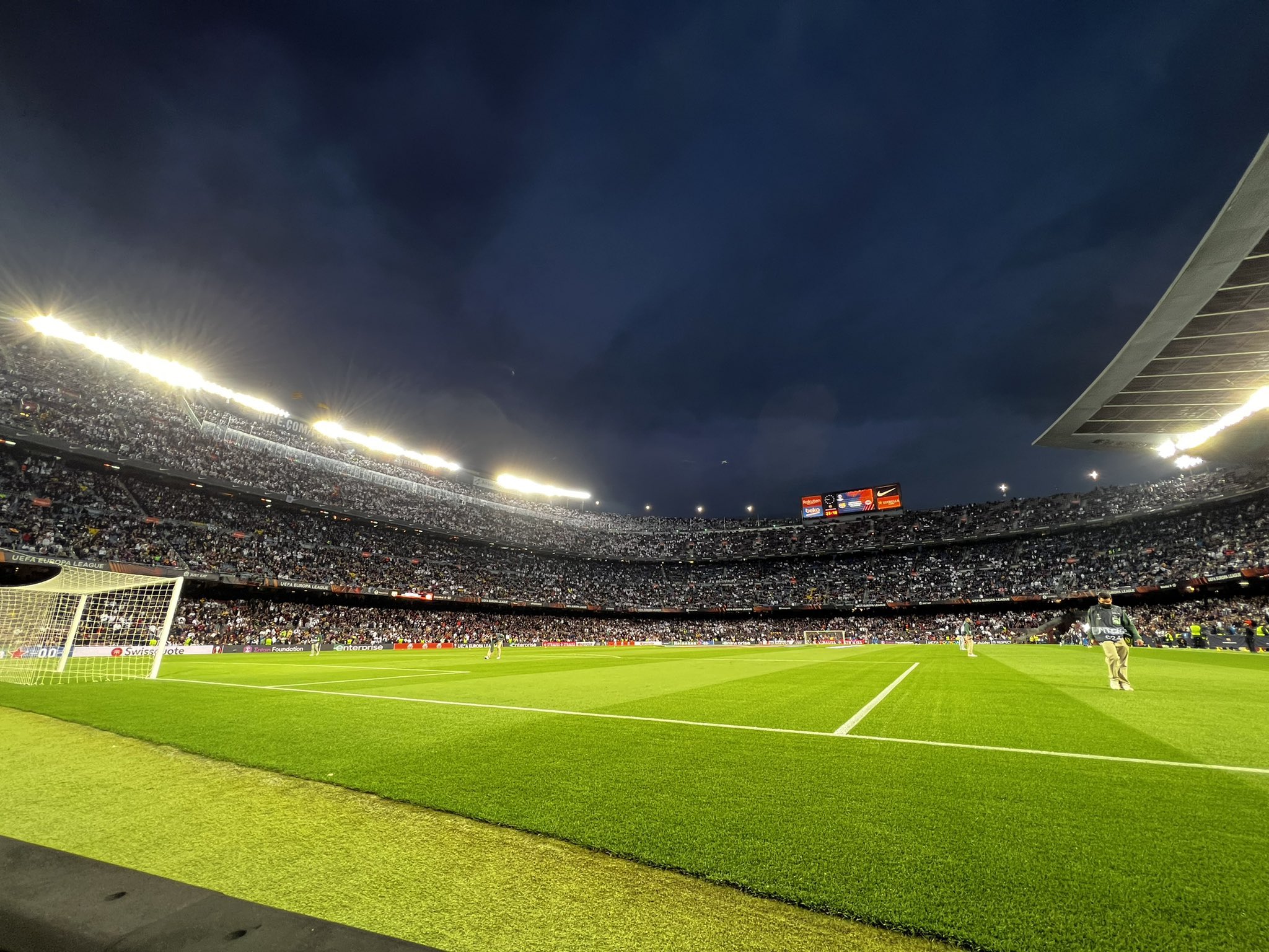 El Camp Nou se viste de blanco ante la llegada de aficionados alemanes. (Foto: Daniel Chanona)