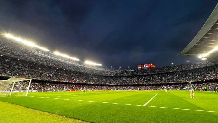 El Camp Nou se viste de blanco ante la llegada de aficionados alemanes. (Foto: Daniel Chanona)