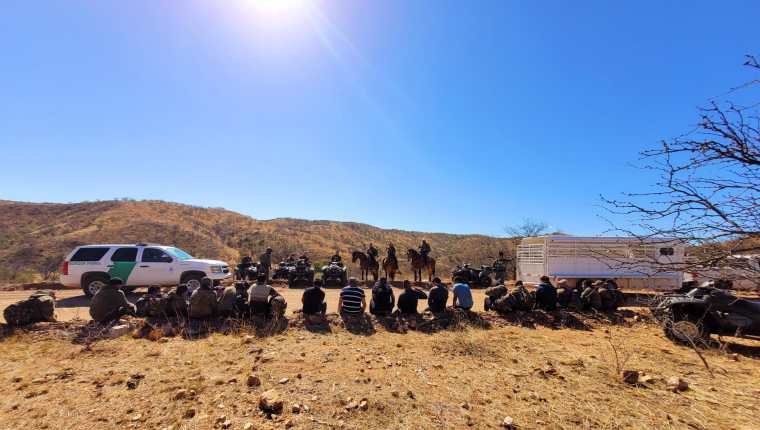 Decenas de migrantes intentan cruzar el desierto de Arizona para evadir los controles de la Patrulla Fronteriza de EE. UU. (Foto Prensa Libre: Tomada de @USBPChiefTCA) 