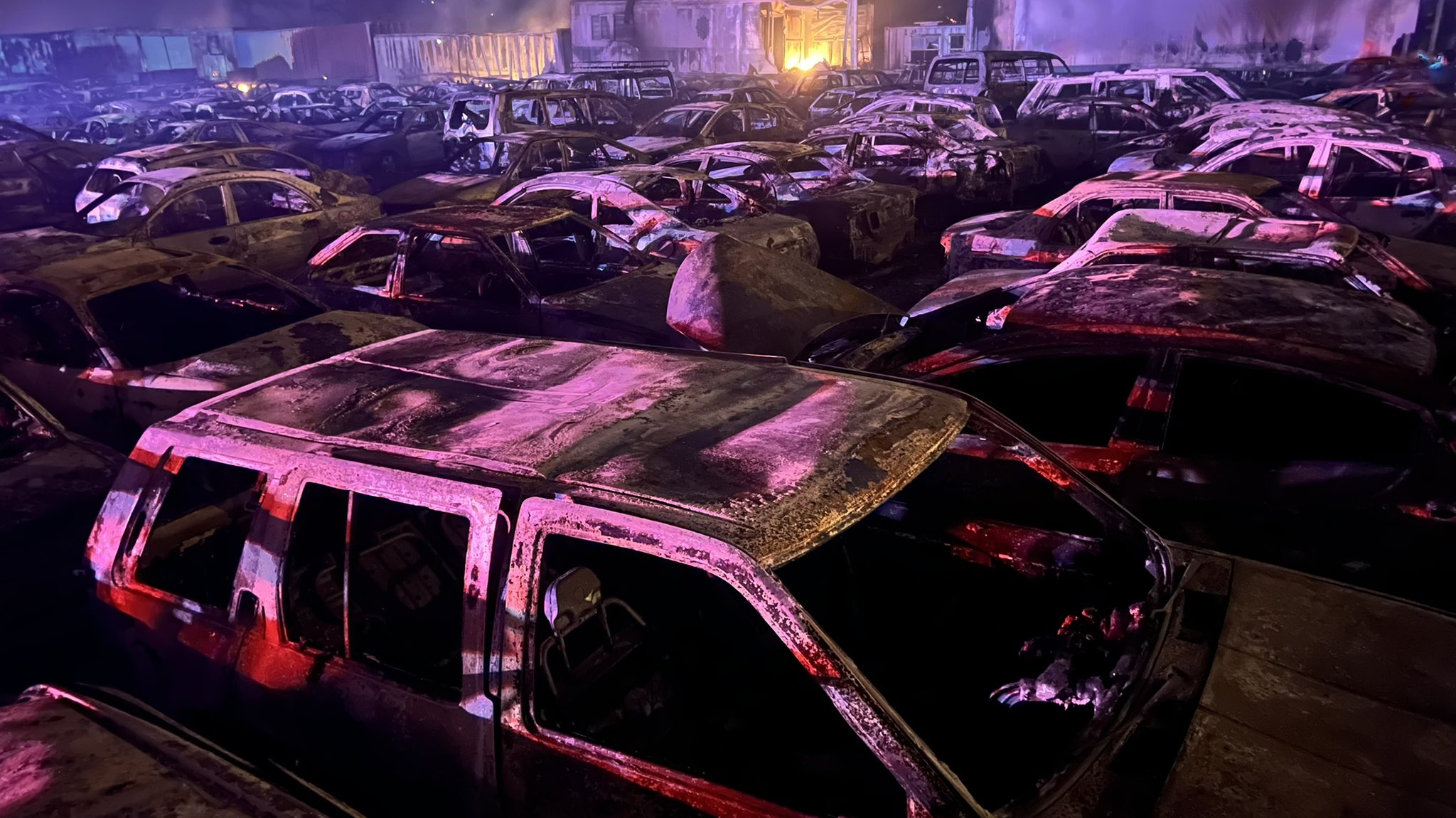 Decenas de vehículos quedaron calcinados tras el incendio. (Foto Prensa Libre: Henry Montenegro)