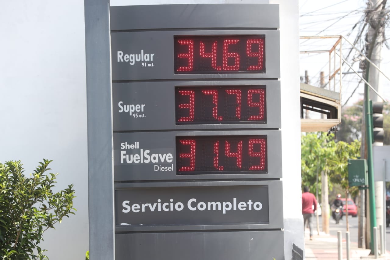 Las estaciones de servicio aplicaron el subsidio al galón de gasolina regular y diésel, según el MEM. (Foto Prensa Libre: Érick Ávila)
