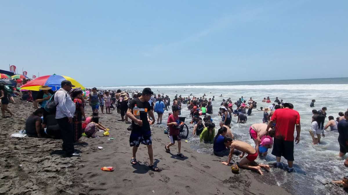 Semana Santa 2022: las imágenes que muestran cómo las playas del sur de Guatemala fueron abarrotadas