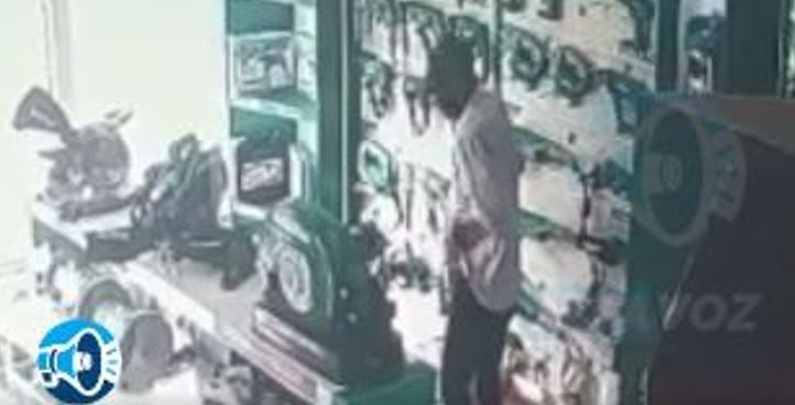 Video: Así ingresó un sujeto a un negocio y robó mercadería la cual escondió en su ropa