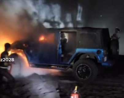 Video: el momento en que un vehículo se incendia en plena playa de Monterrico